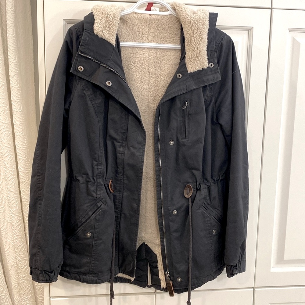 H&M jacket. Removable faux fur around hood. Adjustable waist tie. Side pockets.